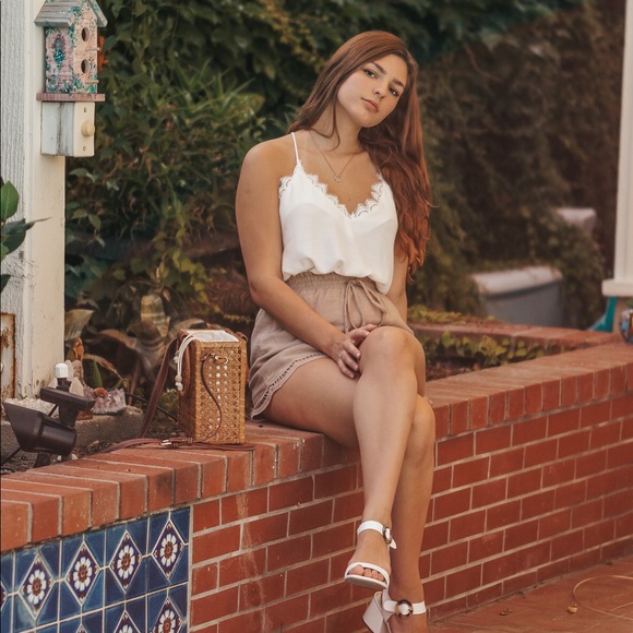 🌿 The Sophia Lace Trim V-Neck Camisole - Picture 5 of 5